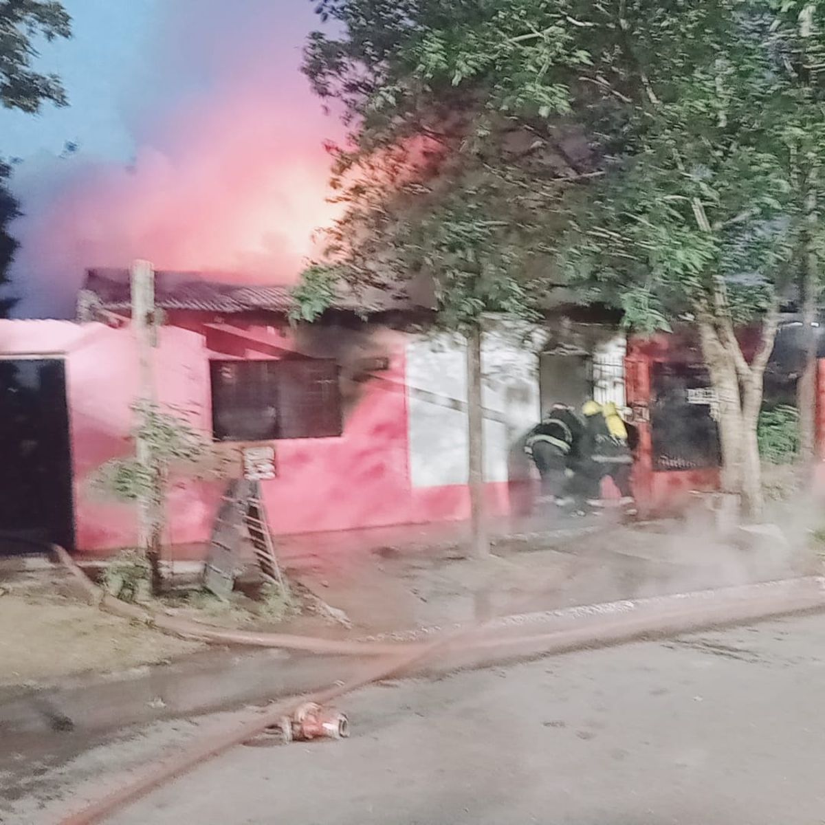 Feroz incendio destruyó una casa en Monte Grande