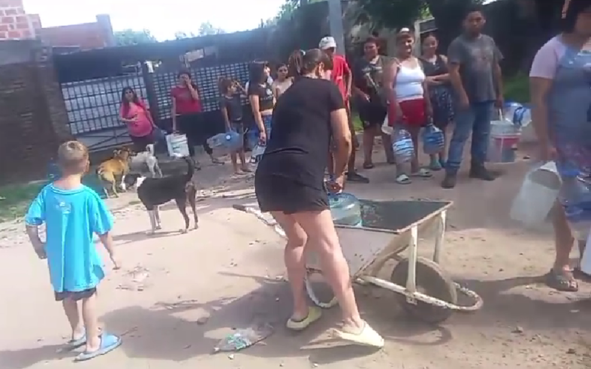 Los vecinos de Almirante Brown esperando para obtener agua.&nbsp;