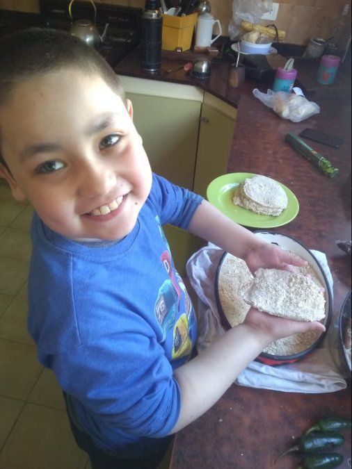 El héroe de la familia. Max sonríe mientras ayuda a cocinar en su casa de Monte Grande. 