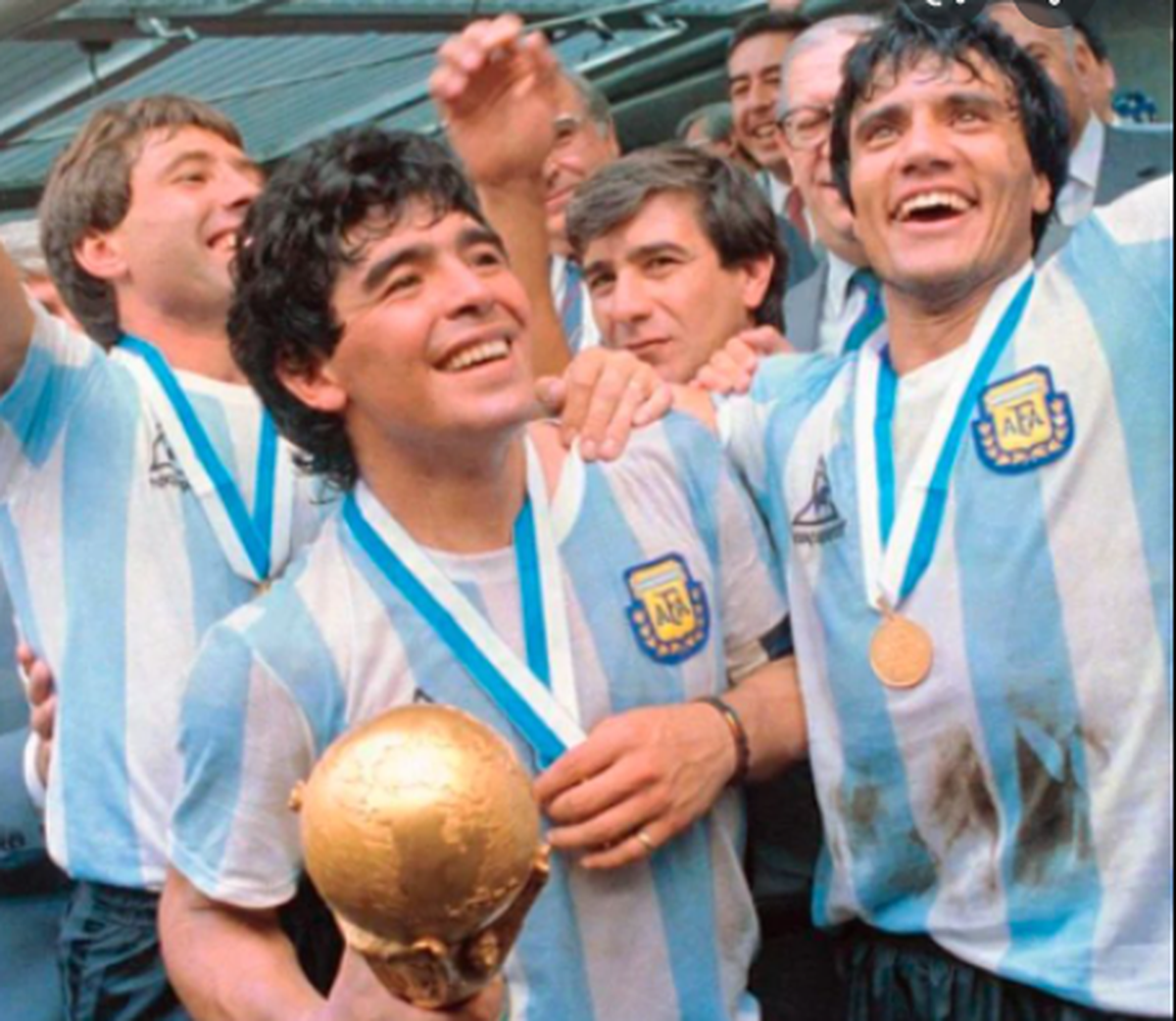 Maradona y el Negro Enrique en los festejos por obtener la Copa del Mundo.