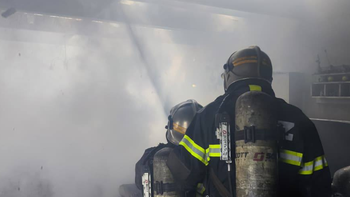Lomas: trabajaron tres dotaciones de Bomberos en el incendio de una casa