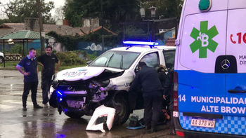 Grave choque entre un patrullero y una camioneta en Burzaco: tres heridos