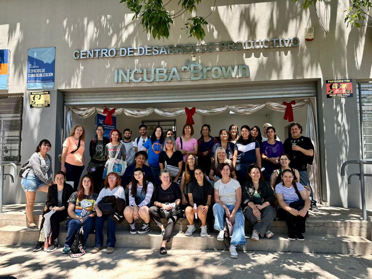 Hay más de 100 puestos en Tienda Brown. Hay más de 100 puestos en Tienda Brown.