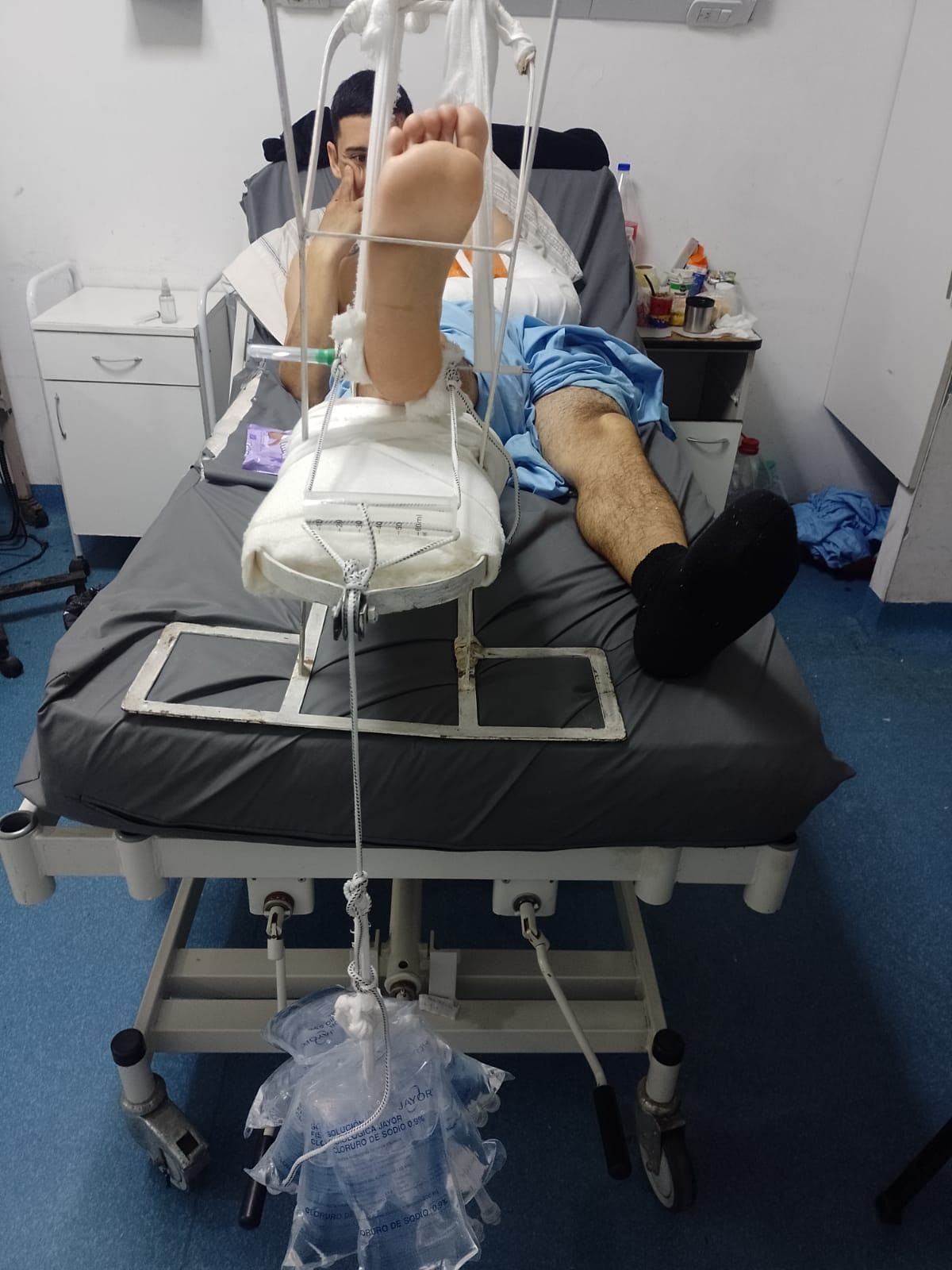 Maximiliano Aliendo permanece internado en el Hospital Gandulfo mientras su familia reúne fondos para comprar las prótesis que necesita para ser operado. Maximiliano Aliendo permanece internado en el Hospital Gandulfo mientras su familia reúne fondos para comprar las prótesis que necesita para ser operado.