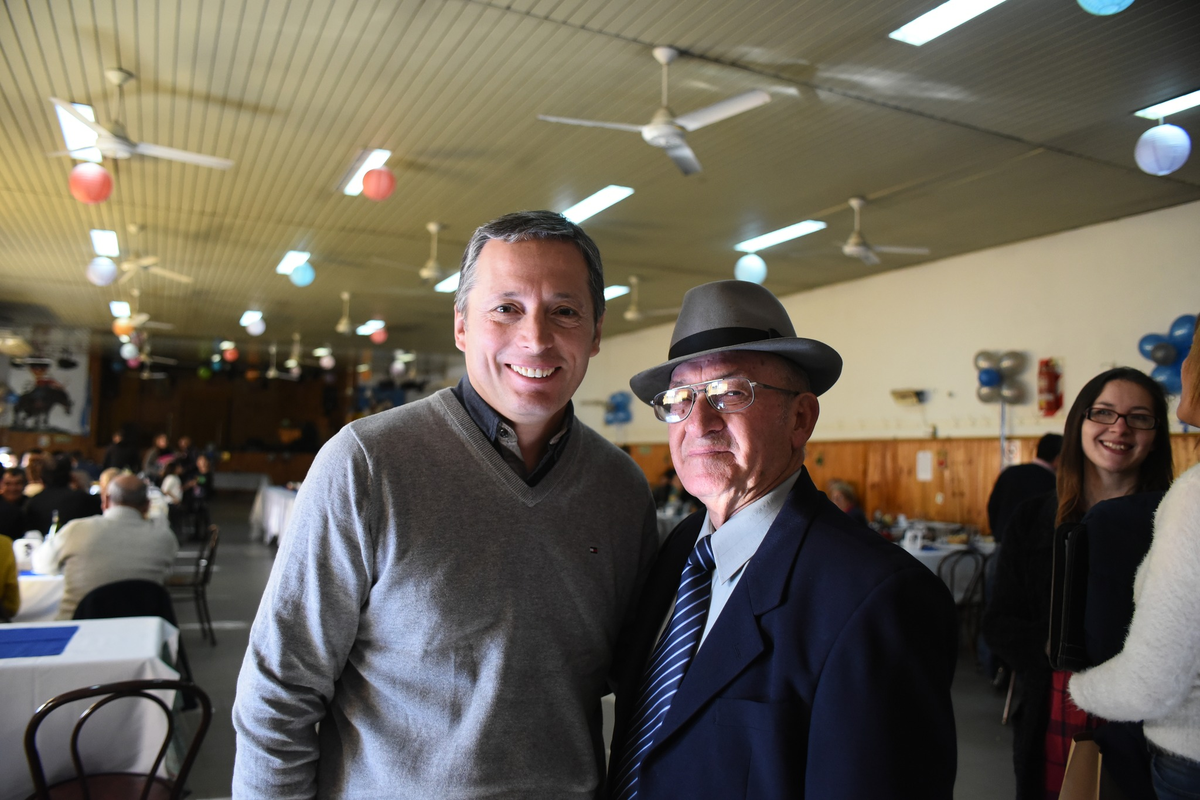Don Pocho, hist&oacute;rico vecino de Luis Guill&oacute;n, junto al intendente Fernando Gray.&nbsp;