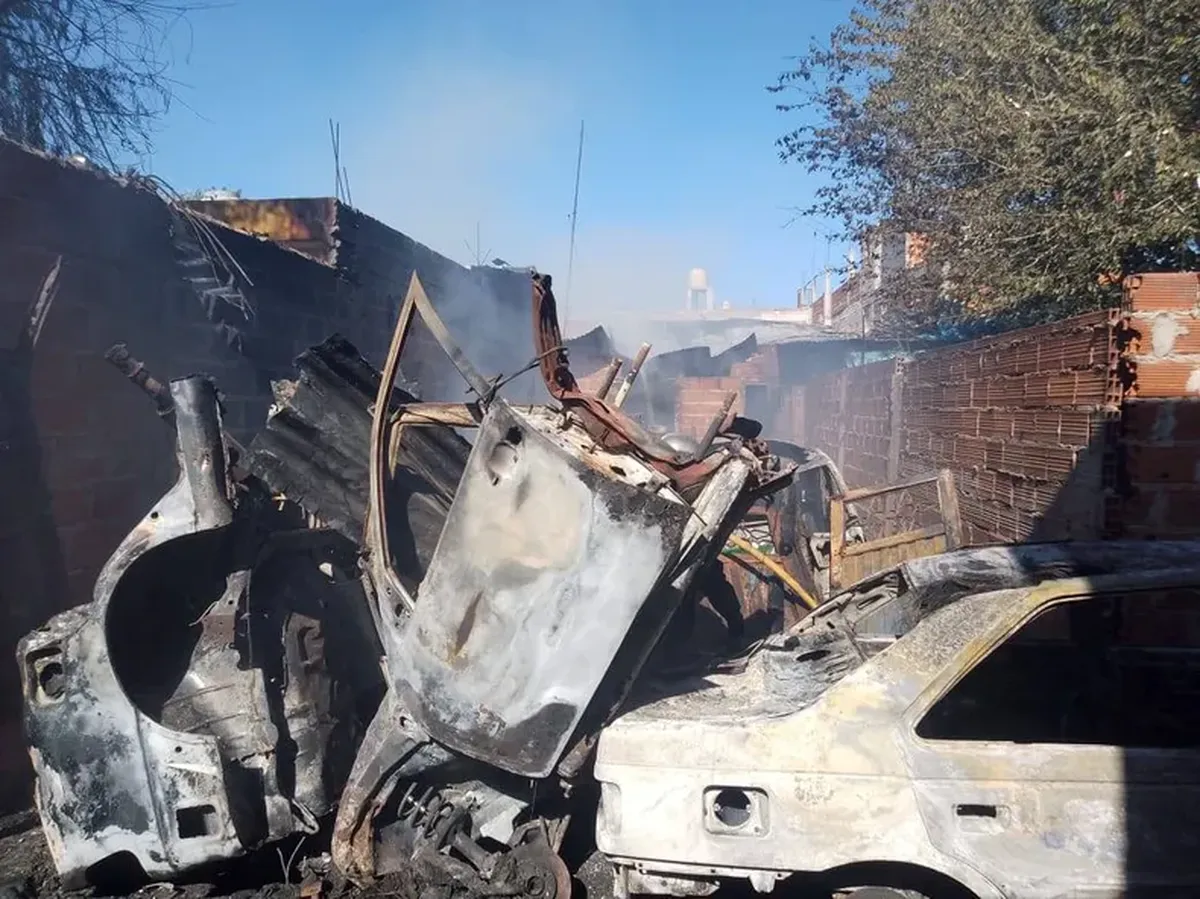 Bomberos Voluntarios de Lomas trabajaron durante casi dos horas para controlar el incendio que destruyó tres viviendas en el Barrio Obrero. Bomberos Voluntarios de Lomas trabajaron durante casi dos horas para controlar el incendio que destruyó tres viviendas en el Barrio Obrero.