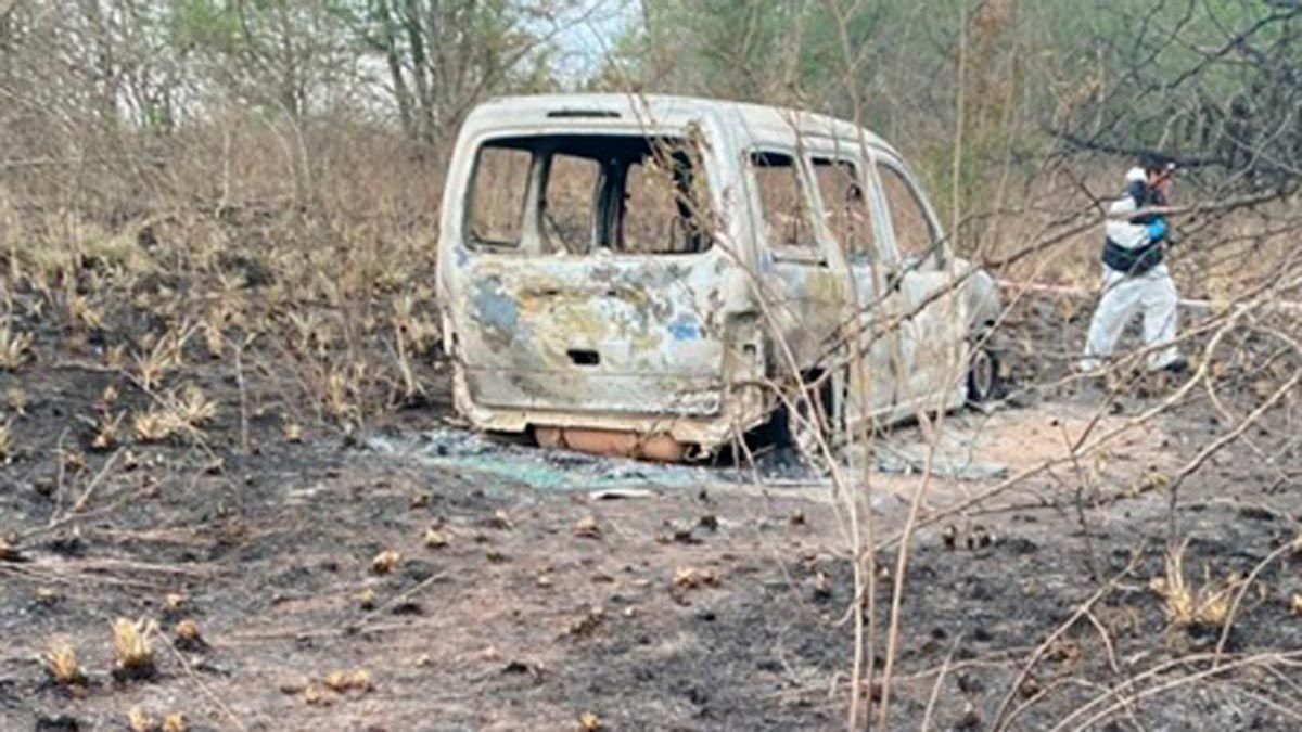 La camioneta donde aparecieron los cuerpos carbonizados.