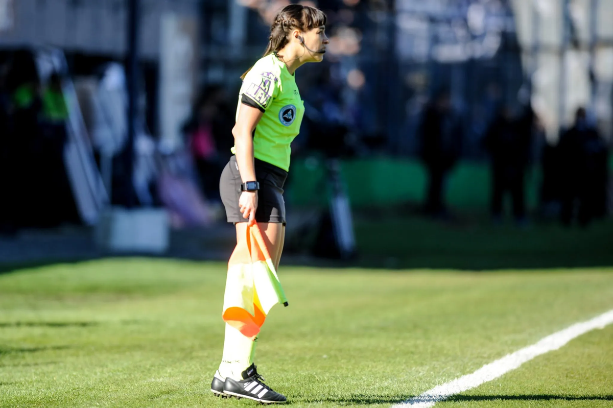 Daiana Milone lleva 20 años como árbitra en partidos de fútbol de todo el mundo.