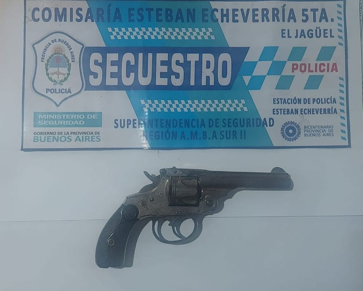 La Policía de El Jagüel incautó un revolver calibre 22 y un auto en el domicilio del menor de 16 años.