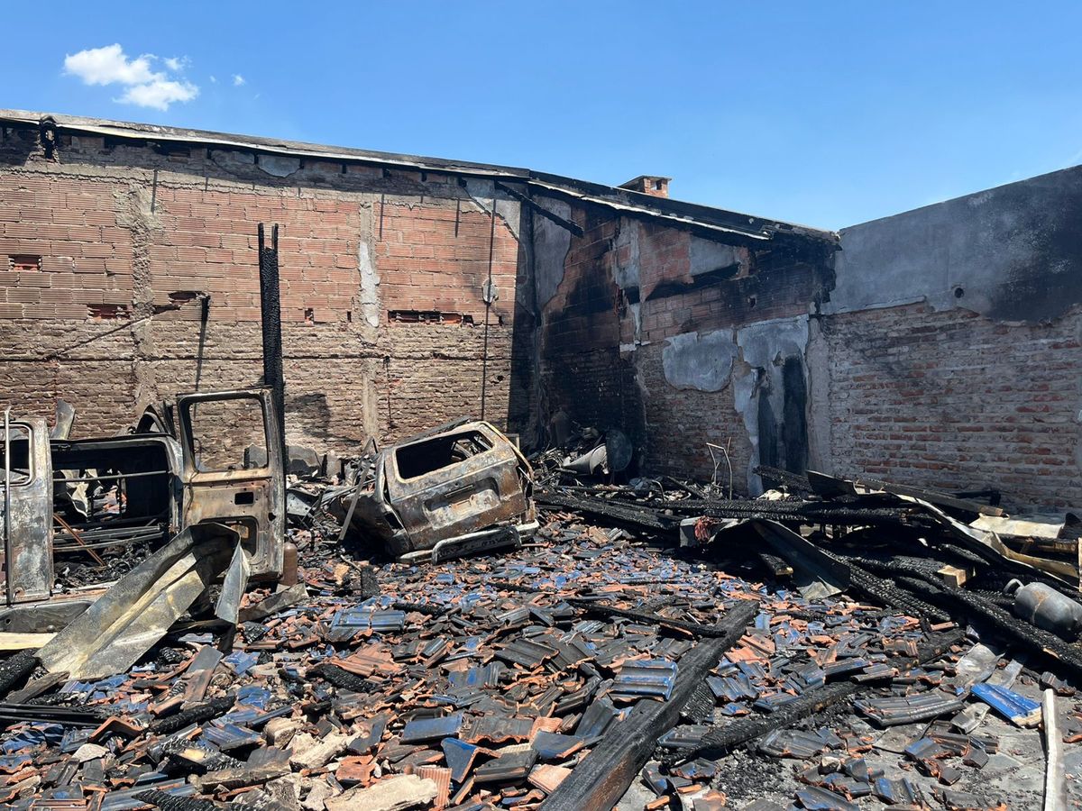 El incendio arrasó con el taller mecánico y con dos vehículos ubicados detrás de la vivienda. 
