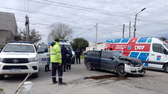 Violento accidente en Lomas: una mujer y tres menores heridos.