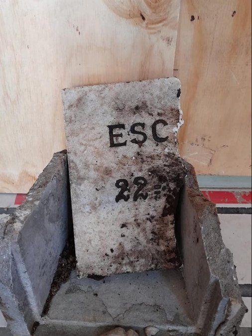 Tapa de la urna encontrada en la escuela de Temperley.