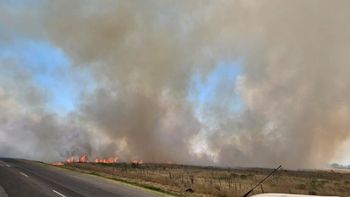 Tremendo incendio de campos en Alejandro Korn: cortaron la Ruta 210