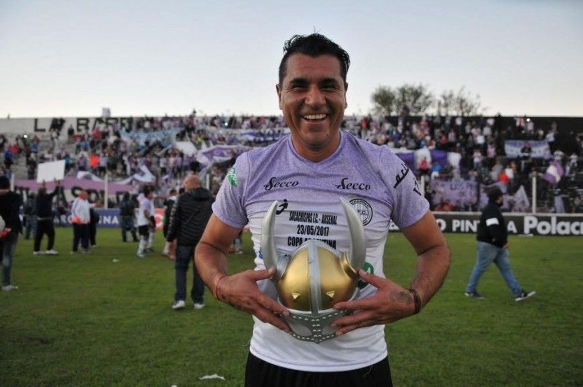 Futbolista argentino, el ídolo del Sacachispas que es basurero