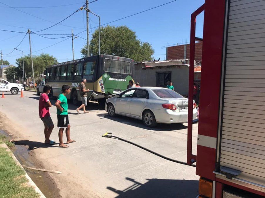 Un auto y un colectivo protagonizaron un nuevo choque en Almirante Brown.