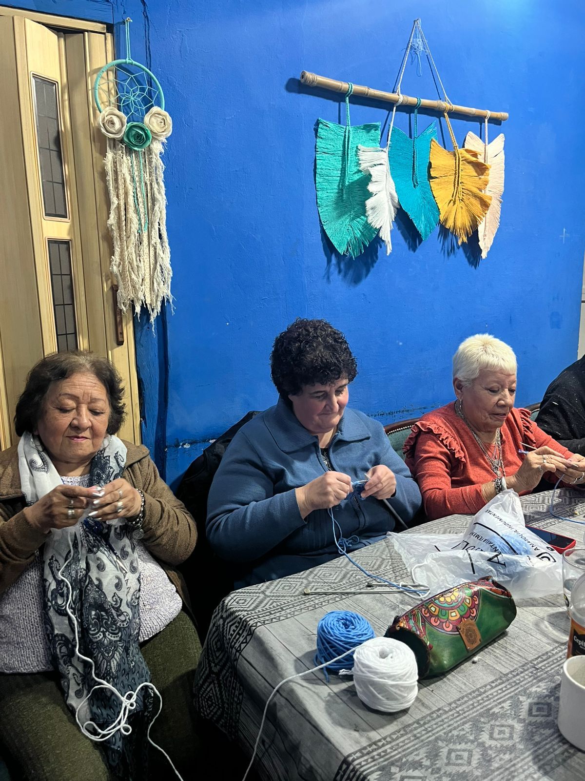 El grupo se reúne cada miércoles para tejer prendas de abrigo destinadas a niños de distintos barrios de Lomas de Zamora.