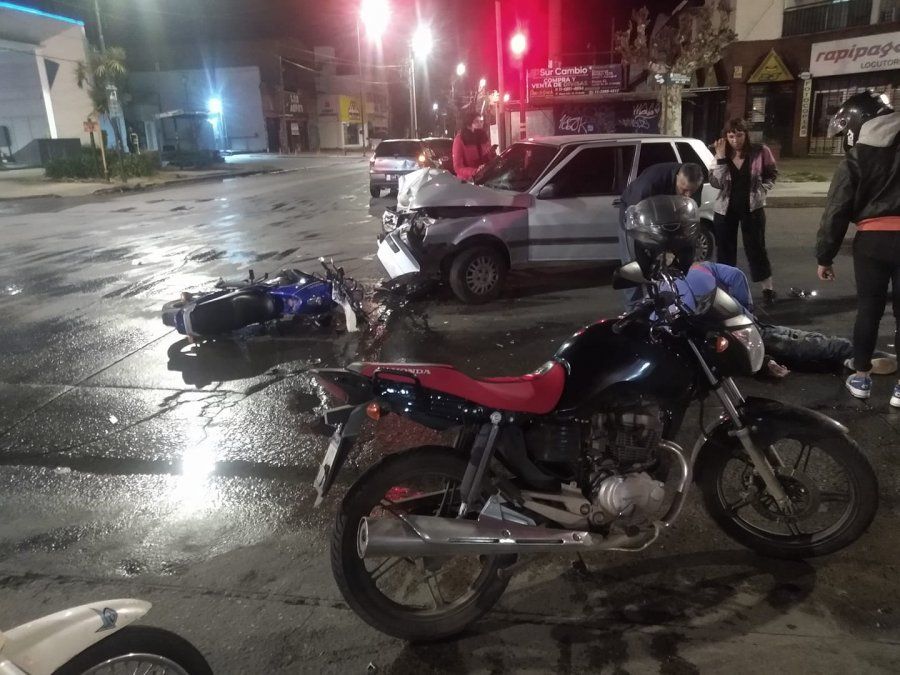 Violento choque entre un auto y una moto en Llavallol. El accidente dejó tres heridos.