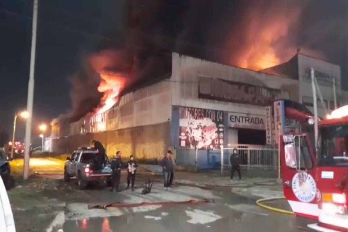 Terrible incendio sobre Camino de Cintura en Esteban Echeverría: trabajaron 10 dotaciones de bomberos