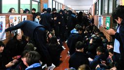 monte grande: alumnos del colegio parish robertson realizaron una sentada por falta de calefaccion