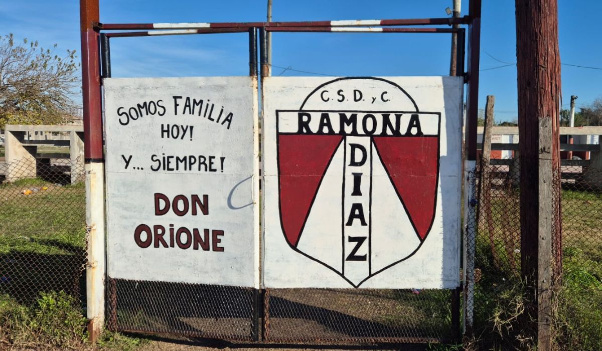 Entrada al club Ramona Díaz. 