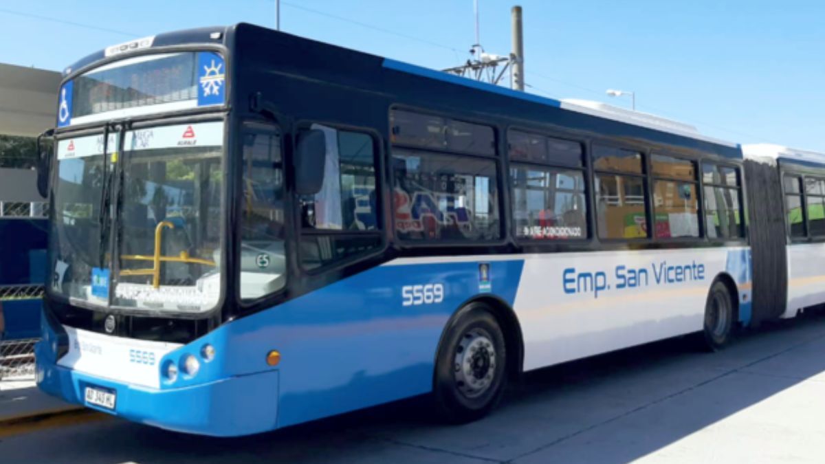 La línea 435 pasa cada 39 minutos por el centro de Glew.