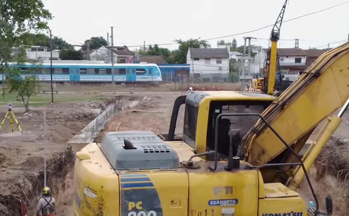 Continúa la construcción de dos pasos bajo nivel en Almirante Brown.
