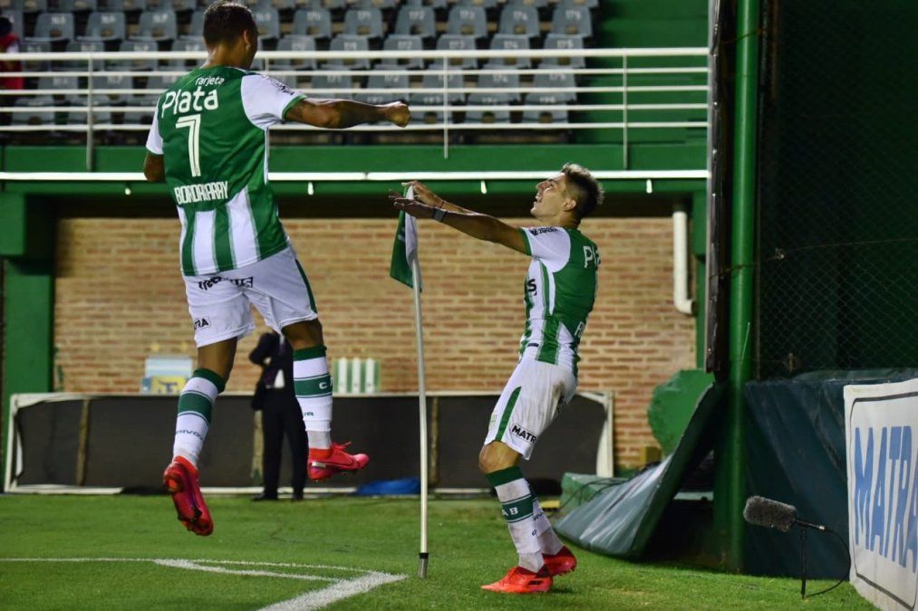 Bordagaray y Fontana festejan el segundo gol. Banfield es finalista de la Copa Diego Maradona.