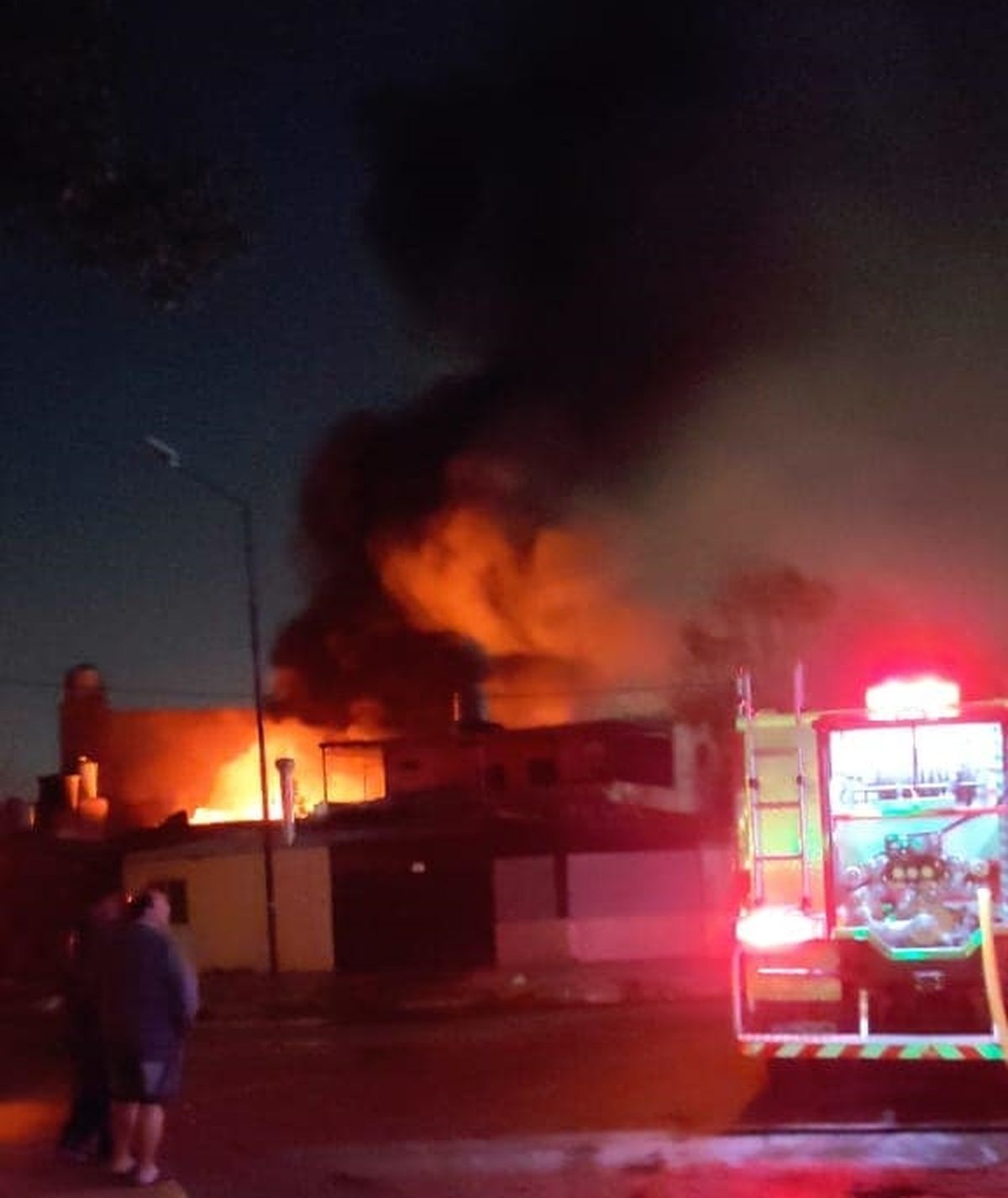 El incendio y el operativo de bomberos mantuvo en vilo a los vecinos de Lomas de Zamora.