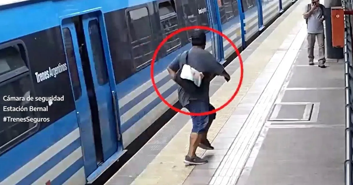 Video: los pasajeros del tren atraparon a un ladrón que intentó robar un celular