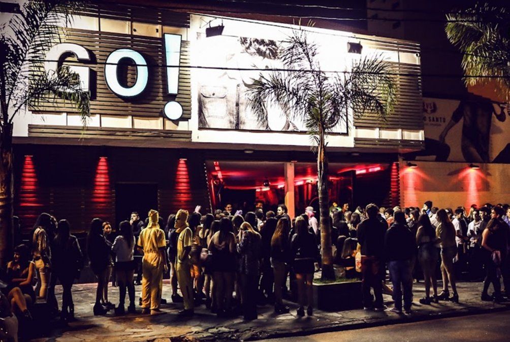 Jóvenes en la entrada del boliche Go! de Banfield, tiempo antes de su cierre.