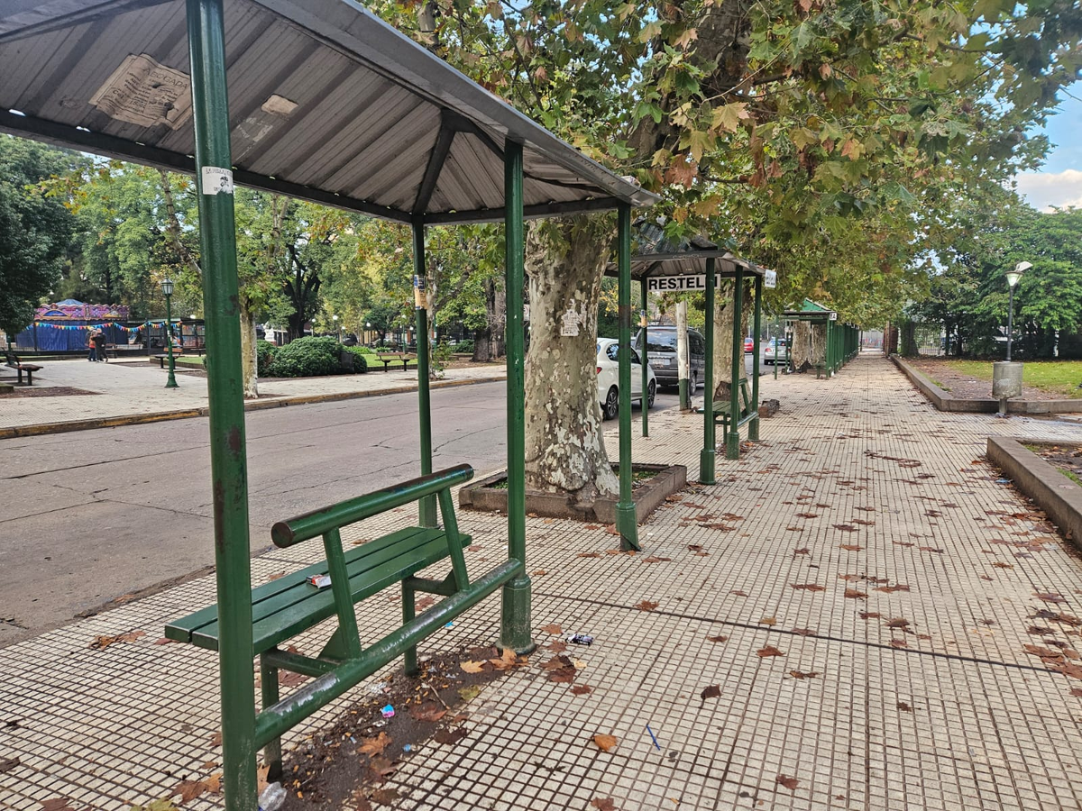 Las paradas de colectivo ubicadas en cercanías a la estación de trenes de Monte Grande durante la mañana de este martes.
