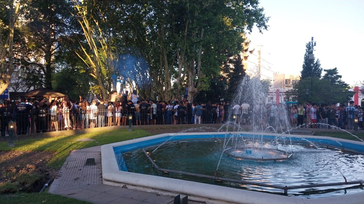 Estudiantes del Colegio Naciones Unidas festejando en la Plaza Mitre de Monte Grande.
