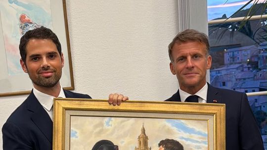 Agostina Mauro pintó el cuadro de San Martín y Napoleón que le regalaron a Macron: Es un gran honor