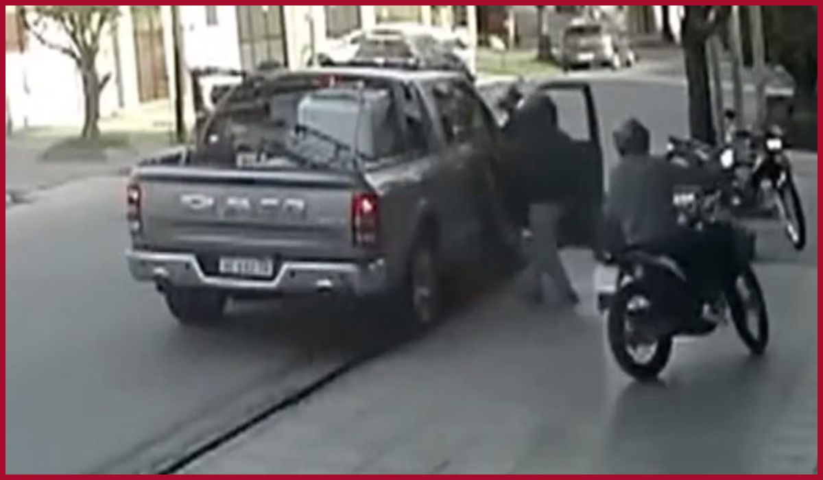 Motochorros armados robaron una camioneta en Lanús y quedaron filmados.
