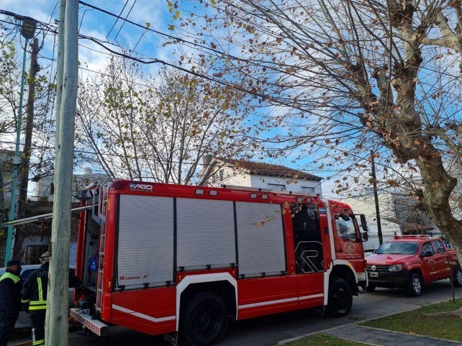 Incendio en Lomas: los bomberos evacuaron una casa por precauci&oacute;n
