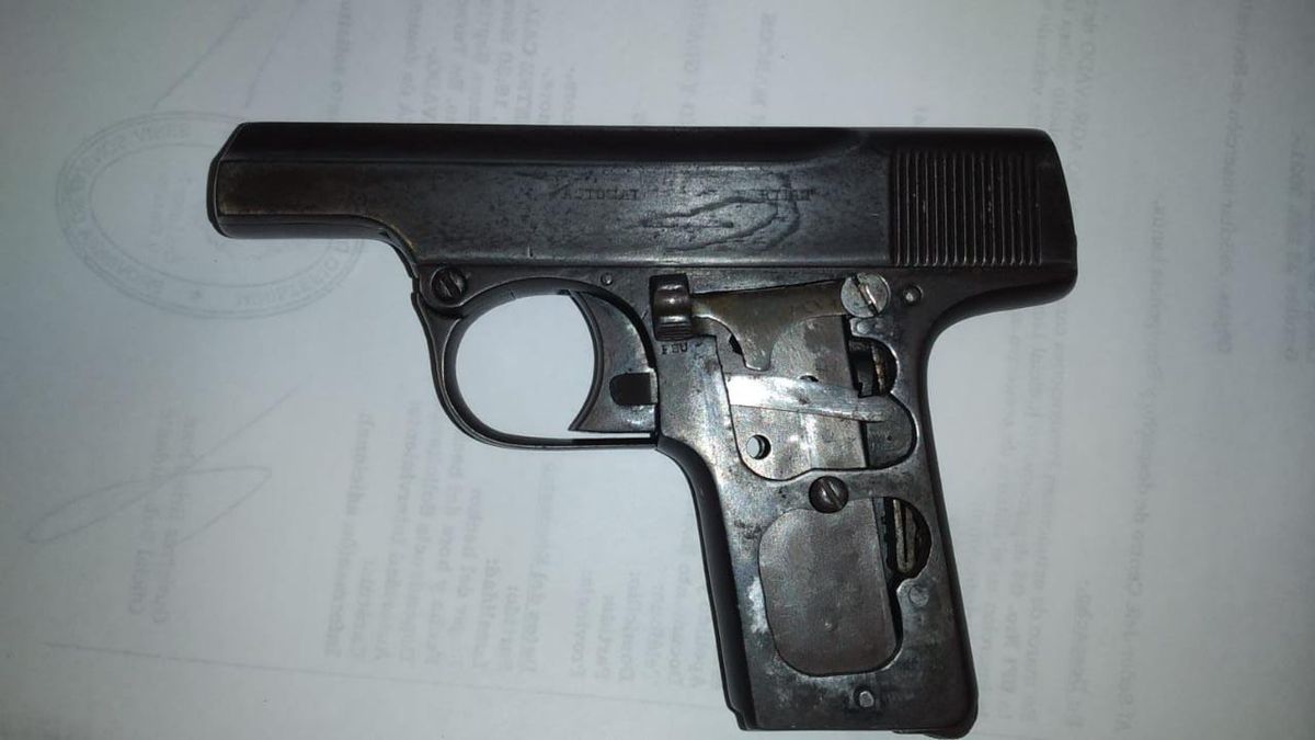 Arma de fuego incautada por agentes del Comando de Patrullas de Lomas de Zamora.