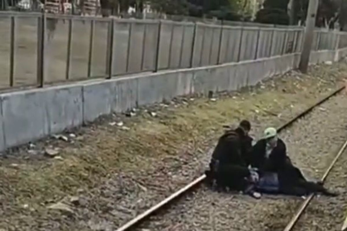 Video: una mujer se tiró a las vías del tren en Gerli y los pasajeros la rescataron