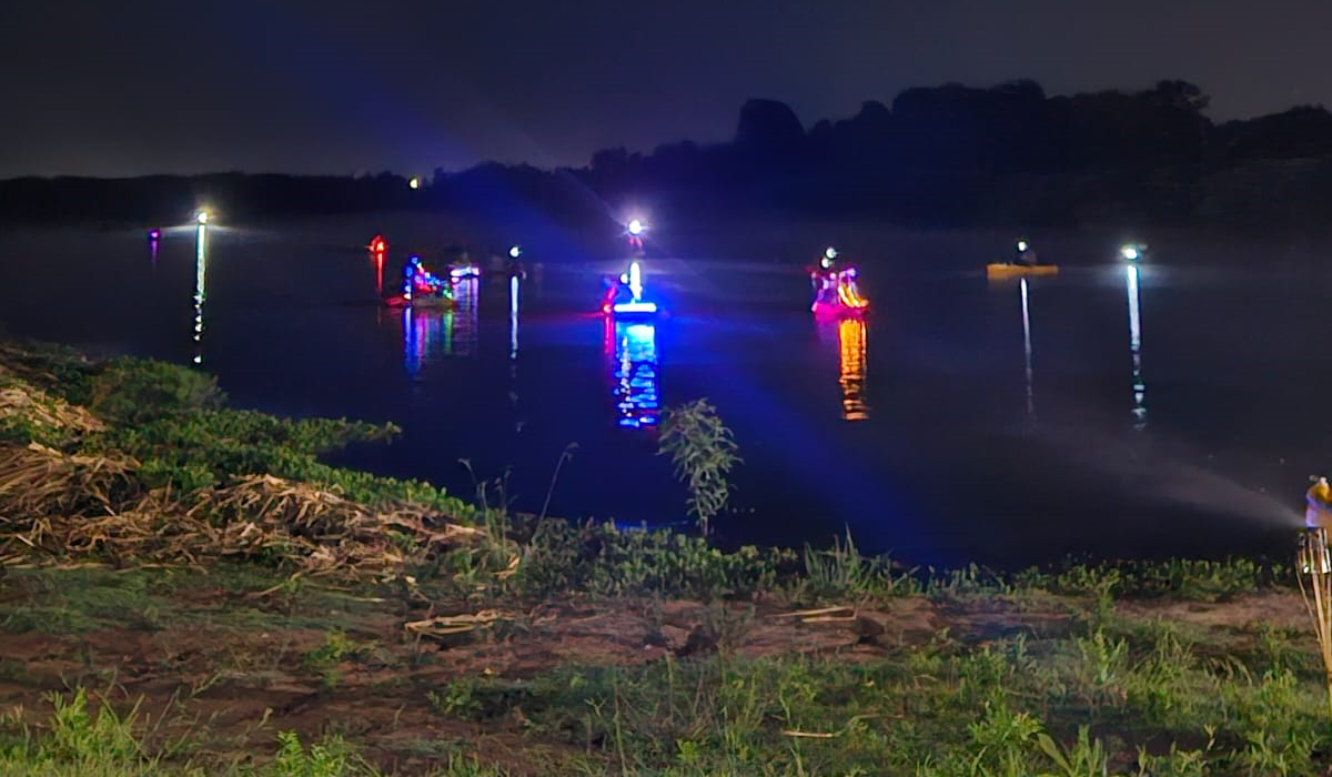 Iluminaron con kayaks la laguna de San Vicente: una noche inolvidable