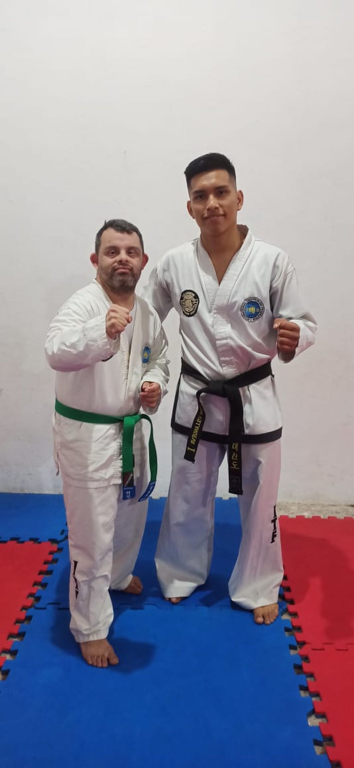 Nicolás junto a Rodrigo Villanueva, su instructor de Taekwondo desde que comenzó a entrenar hasta ser campeón mundial.