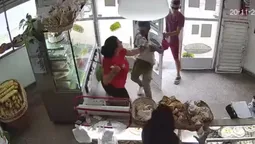 lanus: empleadas de una panaderia se defendieron de un robo a cuchillazos en remedios de escalada