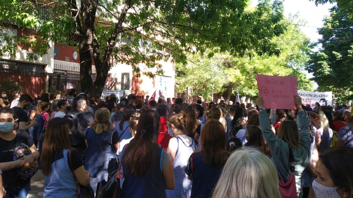 Movilización de docentes en Monte Grande tras el linchamiento en el jardín a acusados de abuso