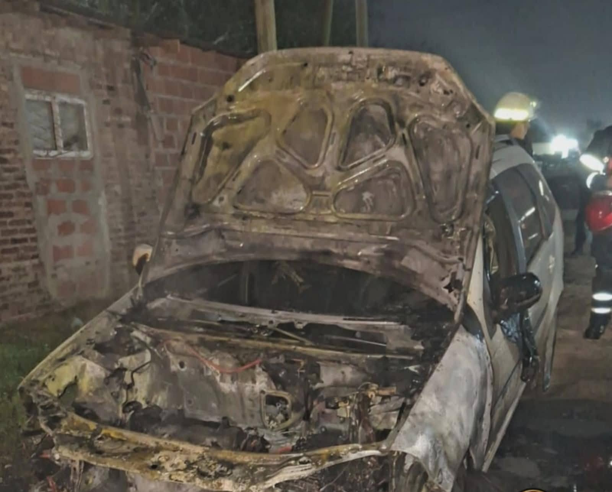 El auto qued&oacute; destruido tras el incendio.&nbsp;