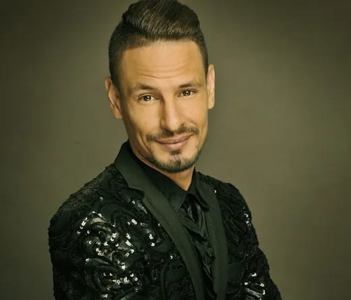 Rodrigo Tapari nació el 21 de diciembre de 1983 en Monte Grande. 