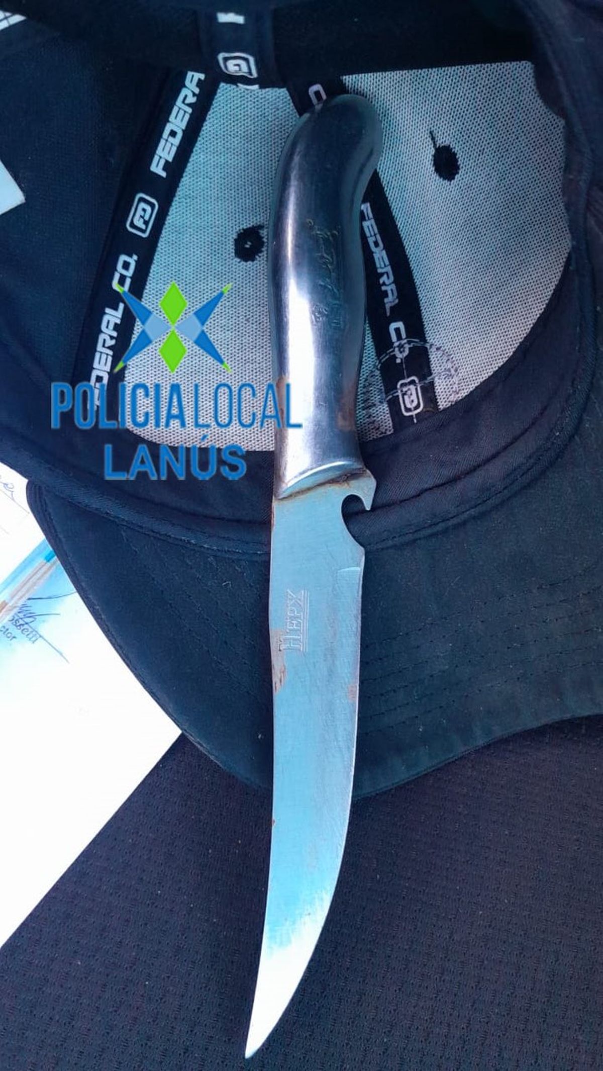 El arma secuestrada durante la detención en Lanús.