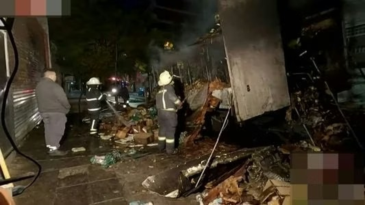 Bomberos de Lanús trabajaron en el lugar.