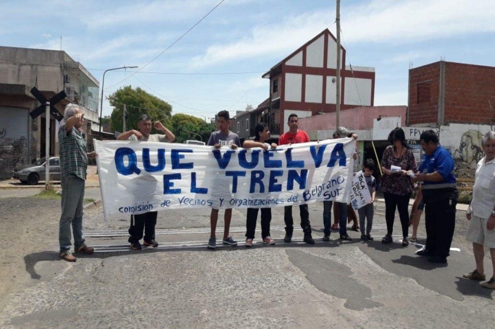 Los vecinos de Lanús, en una manifestación por la vuelva del tren Belgrano Sur.