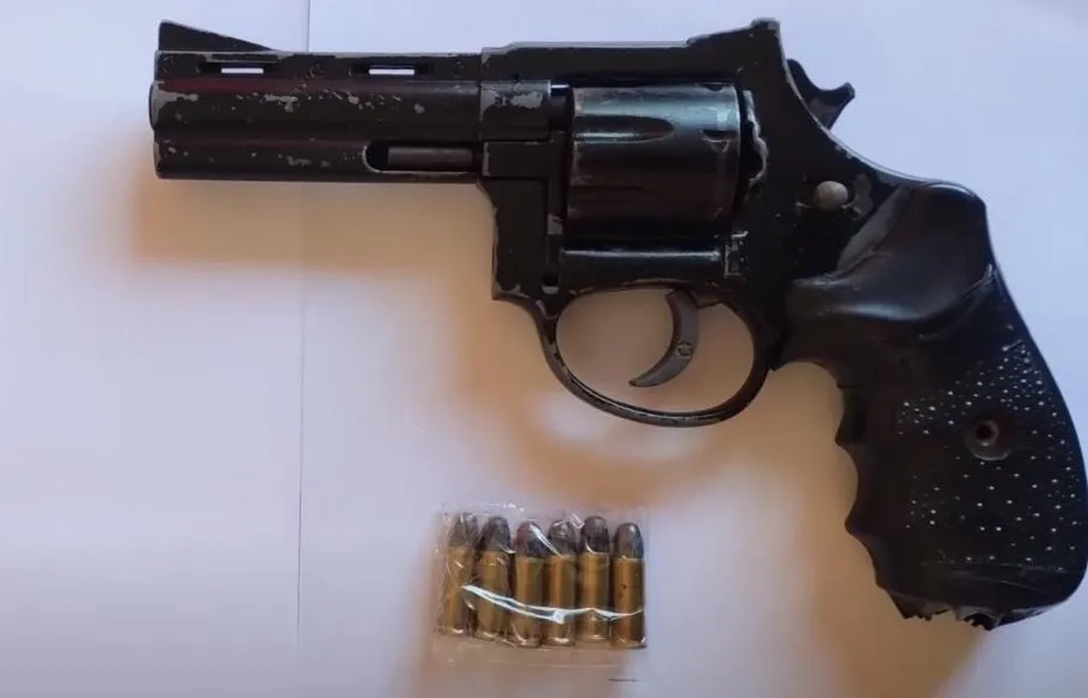 El arma hallada durante el allanamiento en Lomas de Zamora.
