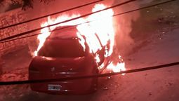 susto en lomas de zamora: se incendio un auto en plena calle