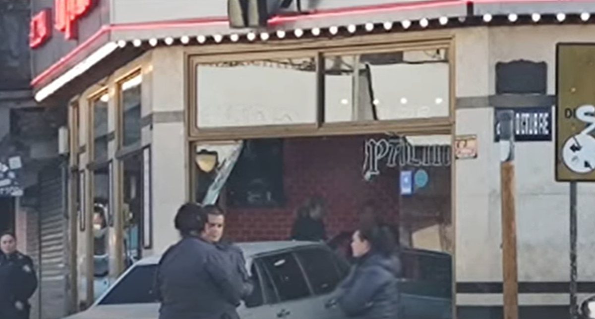 Un auto se incrust&oacute; en la entrada de la pizzer&iacute;a "Las Palmas", Lan&uacute;s.
