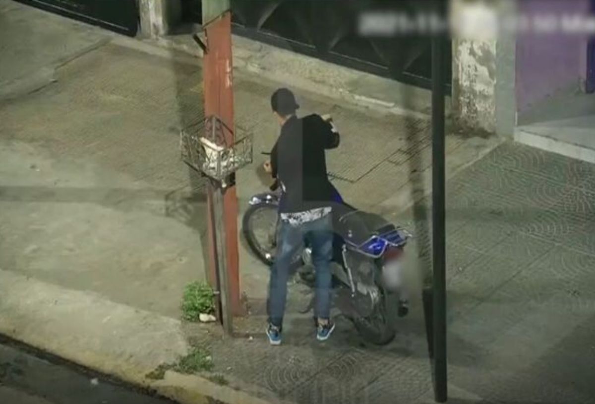 Lanús: lo sorprendieron in fraganti robando una moto y fue detenido